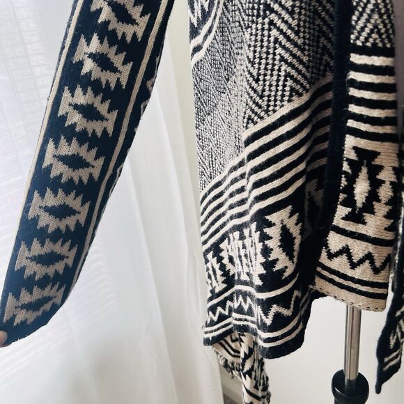 PINK Victoria's Secret Black and White Patterned Cardigan Sweater. Size L. EUC. - Picture 3 of 8